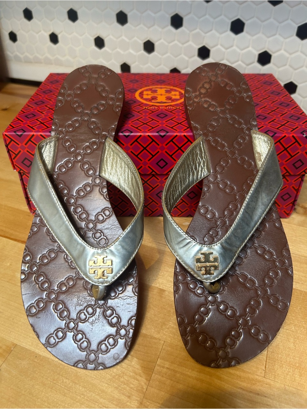 Tory Burch Gold Metallic Logo Thong Sandal with Brown Footbed. - Picture 2 of 5